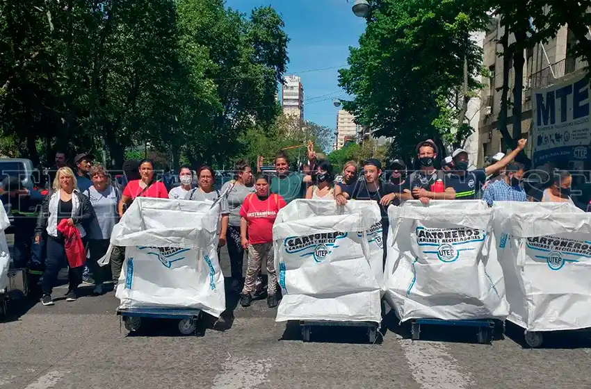 Cartoneros y recicladores cortan el tránsito a la altura de la Municipalidad