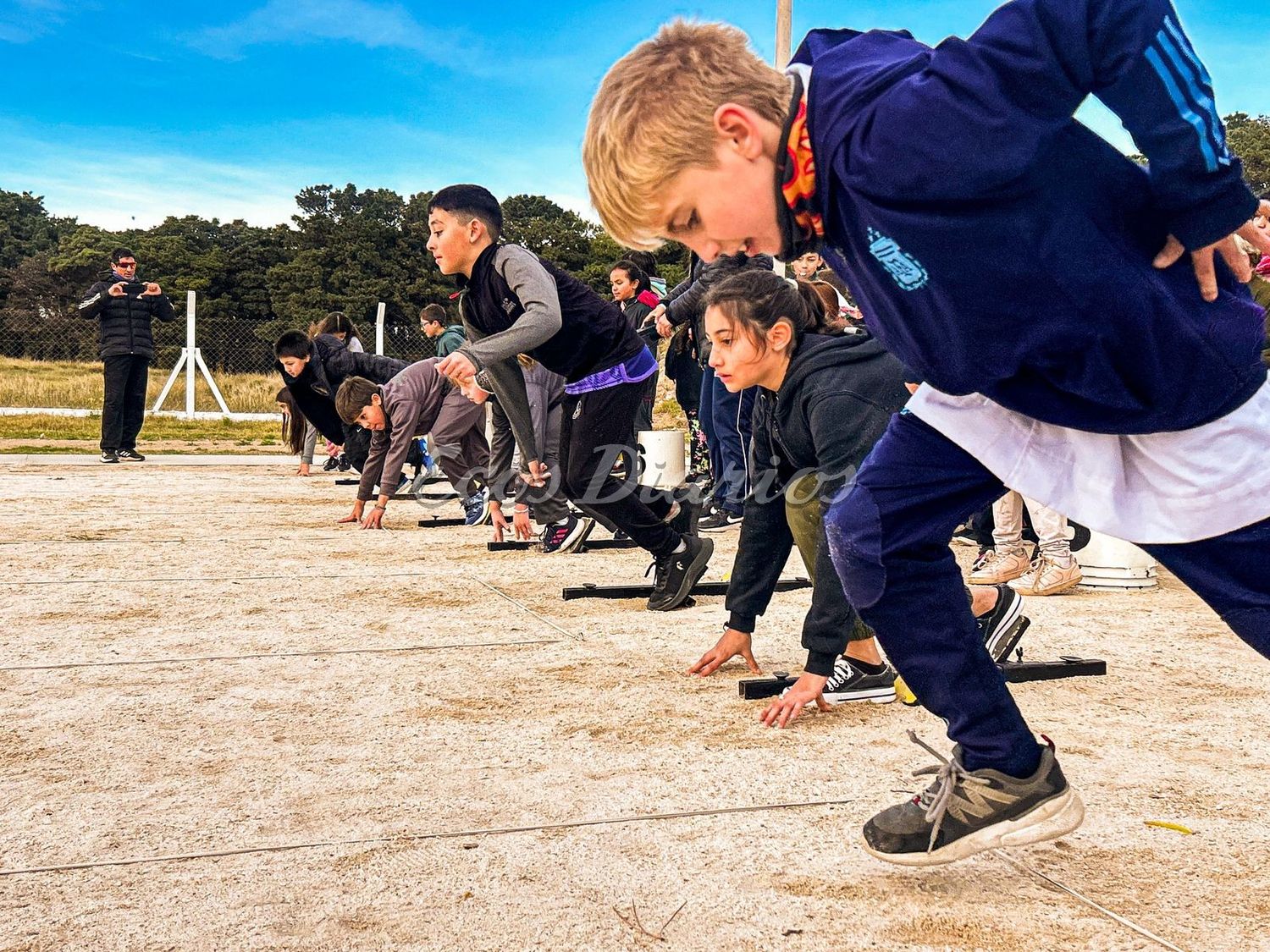 En la pista. Presencia de alumnos de primaria de todo el distrito