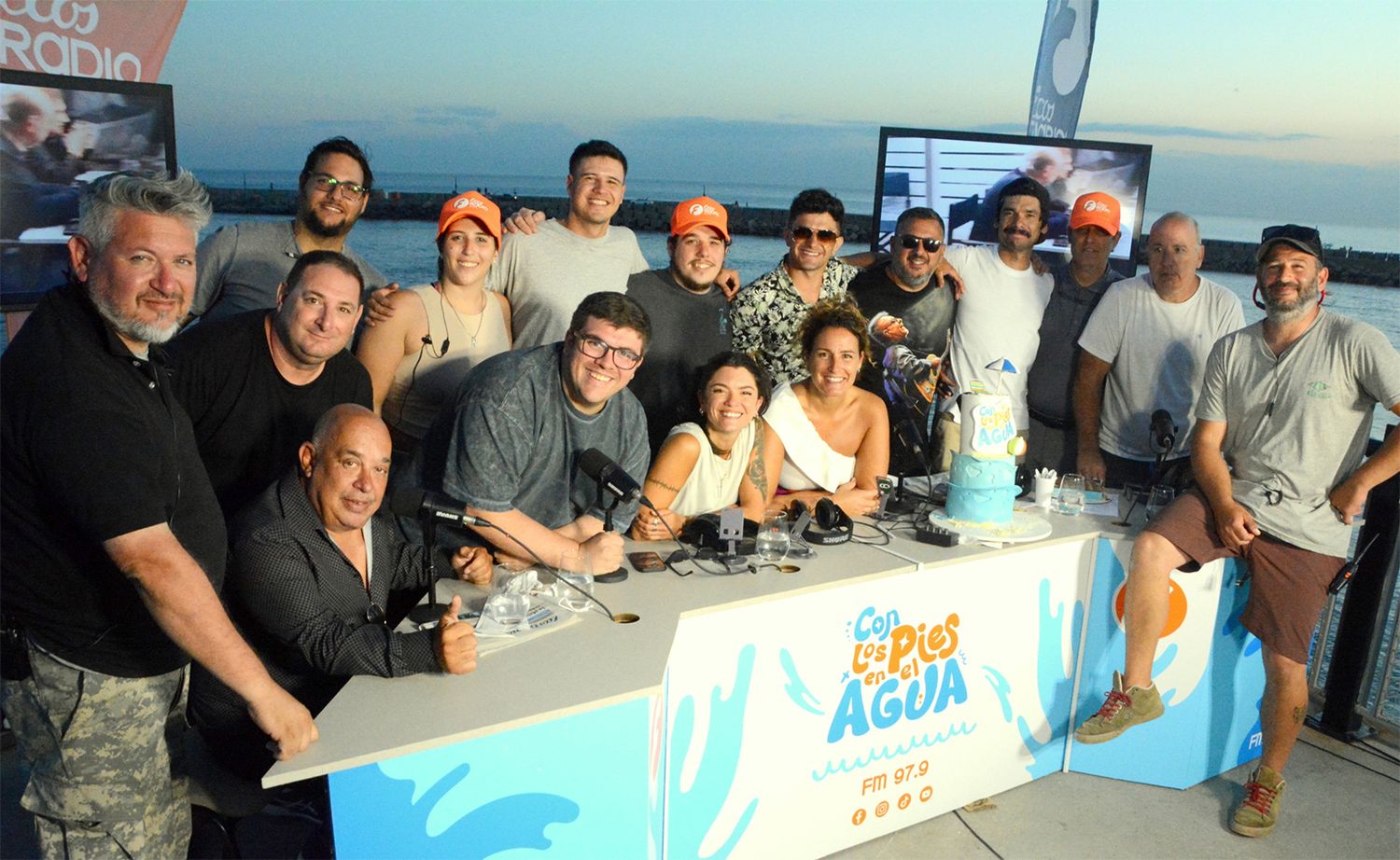 Los conductores y el equipo completo de producción de “Con los pies en el agua”
