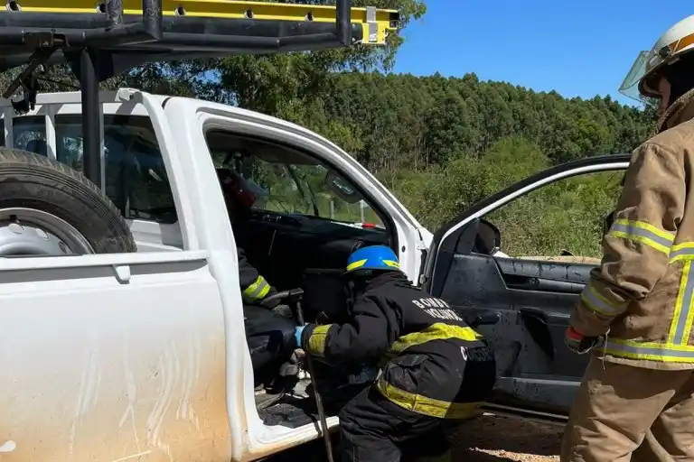 Una camioneta de la Cooperativa Eléctrica se incrustó contra un guardarrail y un trabajador sufrió graves heridas
