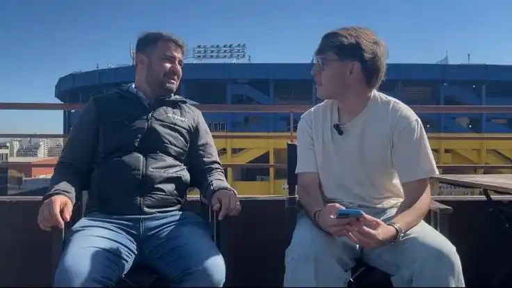 Mateo Cardenas junto al periodista Leandro “Tato” Aguilera, quien lo impulsó a hacer coberturas relacionadas con Tres Arroyos