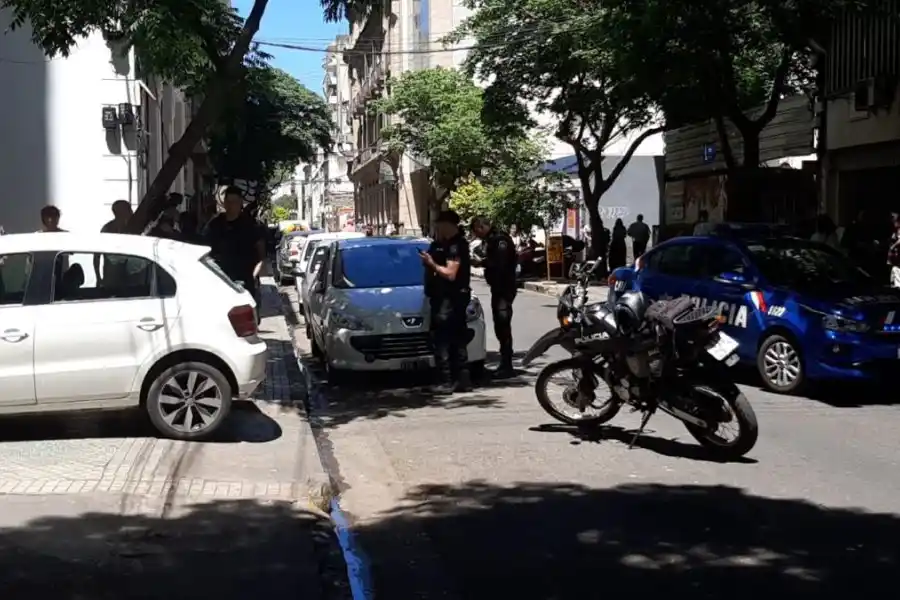 Simuló ser repartidor, encañonó a empleada y se alzó con dinero y joyas de una caja fuerte