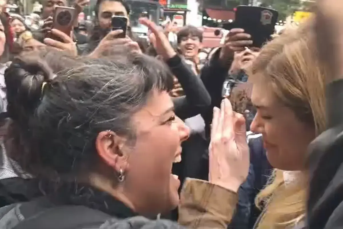 Lemoine siendo increpada en medio de la manifestación