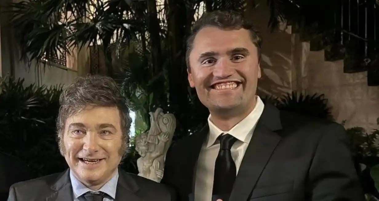 Javier Milei junto a Charles James Kirk, el joven activista político estadounidense asesinado recientemente.