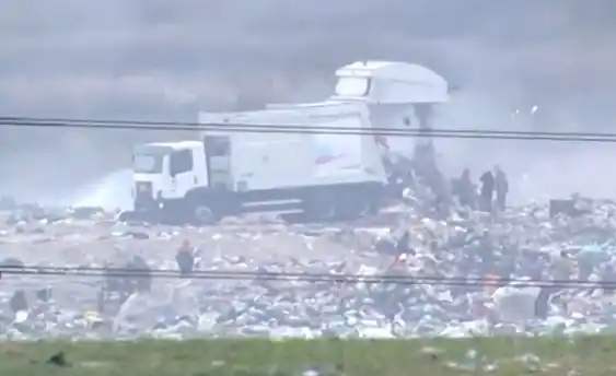 La Entre Ríos que duele: así se agolpa la gente al llegar un camión de basura