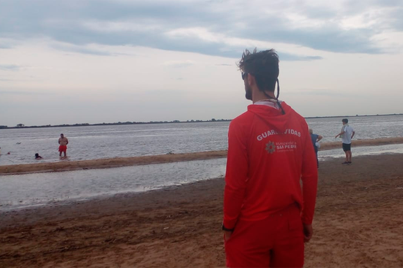 Vuelta de Obligado: primer fin de semana con presencia de guardavidas en la playa pública