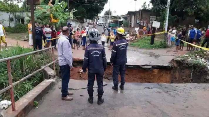 INCOMUNICADOS: decenas de familias afectadas por colapso de un puente en Ciudad Guayana