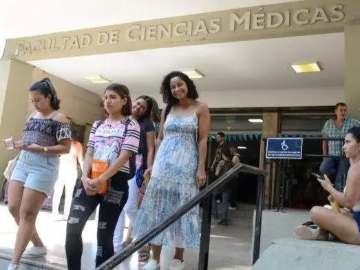 La Facultad de Medicina de la Universidad Nacional de La Plata.