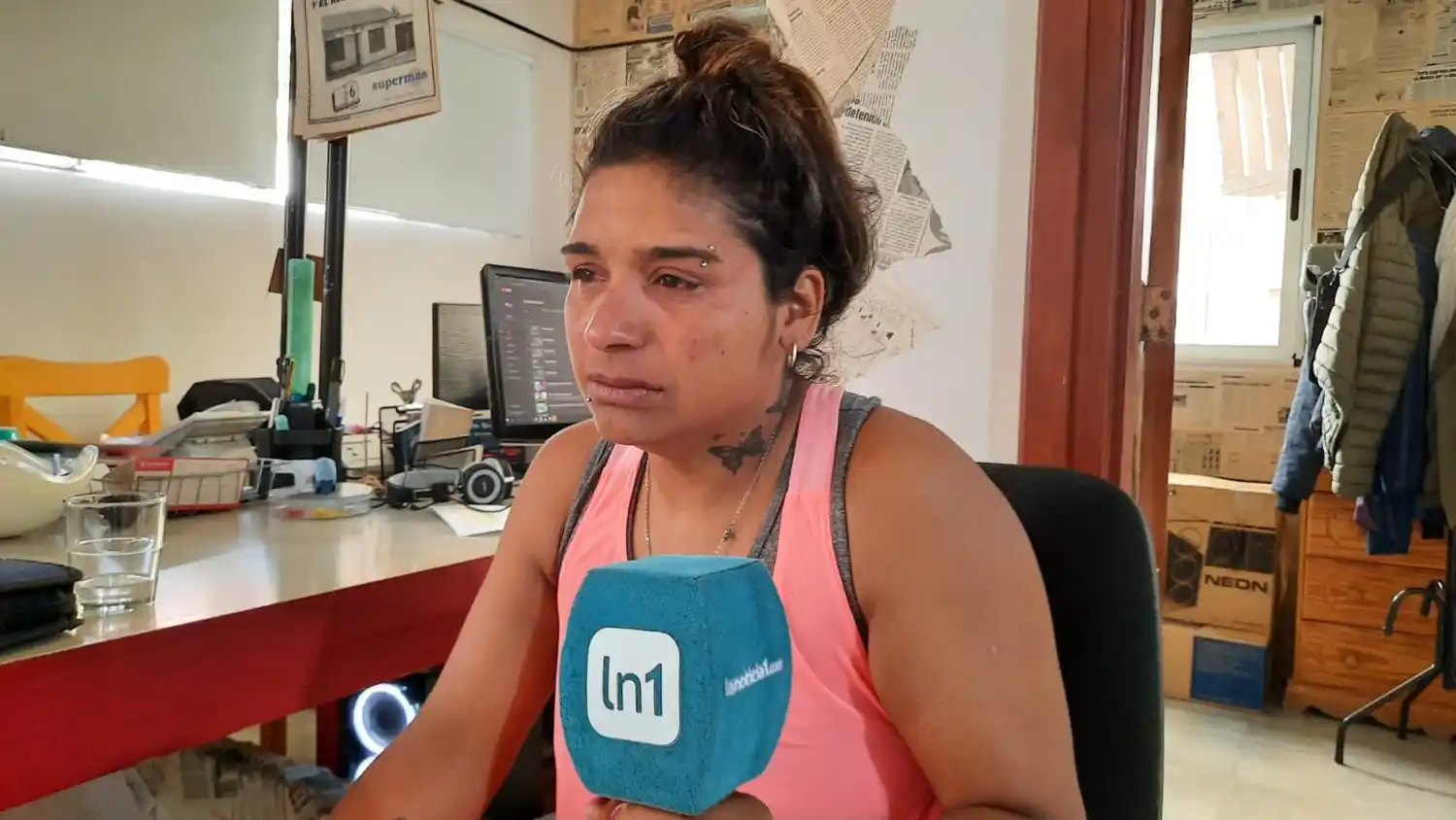 La echaron de la casa con sus hijos y quedó en la calle: vino a pedir ayuda y contó su historia