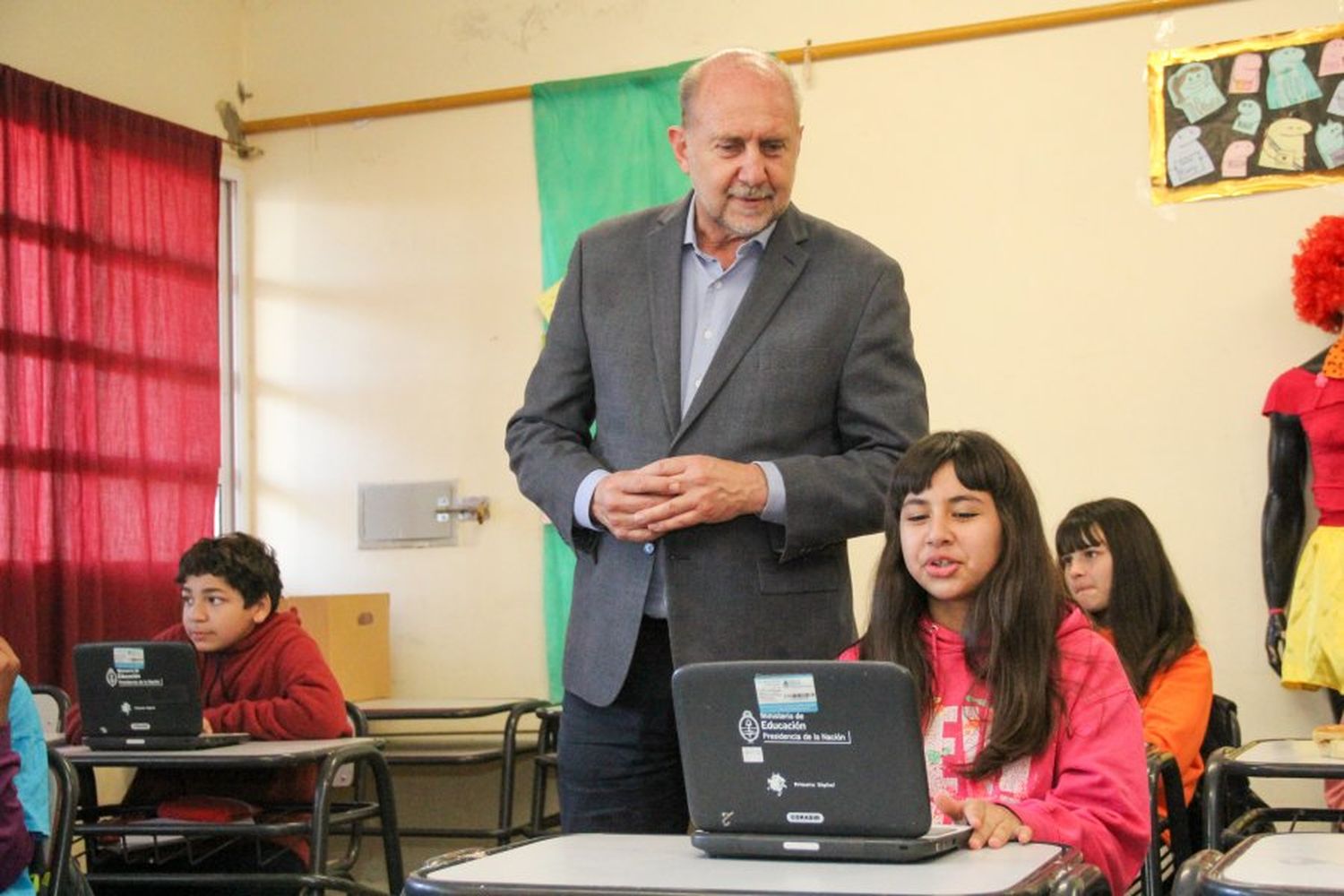 Perotti encabezó este martes la inauguración de Santa Fe + Conectada para dos nuevas escuelas de la capital provincial.