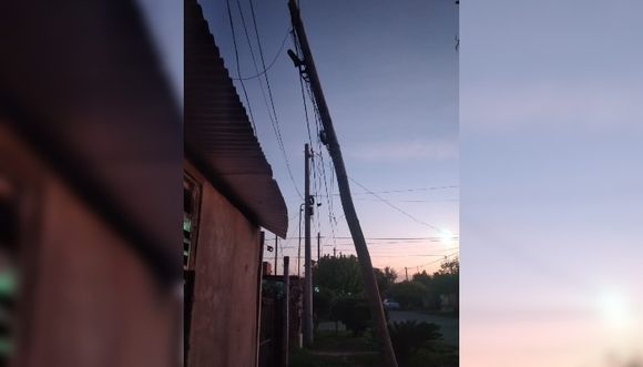 Reportaron un poste inclinado