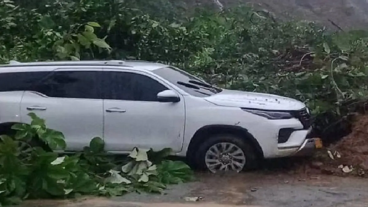 ¡IMPRESIONANTE! Captan el momento exacto en que un alud de tierra se traga varios carros en Colombia: hay 33 muertos