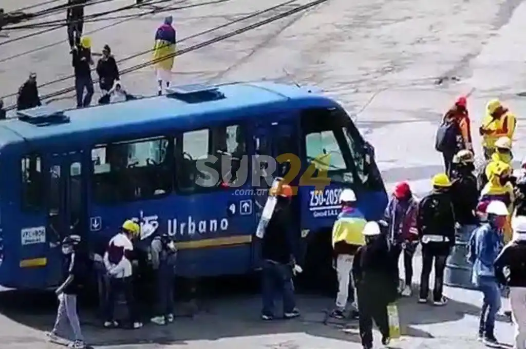 Colombia: manifestaciones, bloqueos e incendio de una estación de Policía