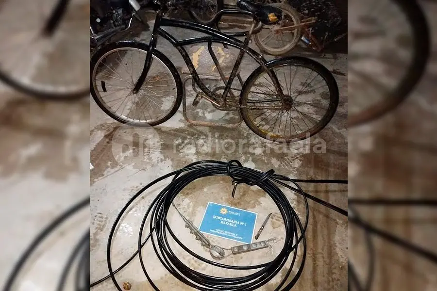 En su bici y con un rollo de 60 metros de cable en el hombro: lo atraparon y terminó detenido