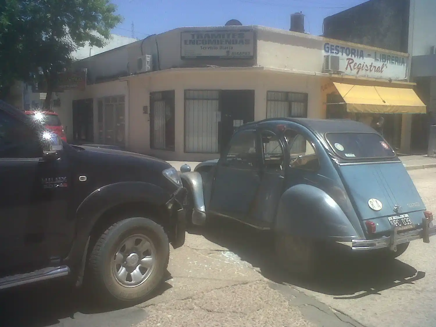 Una mujer salió despedida por la puerta del auto en un choque 