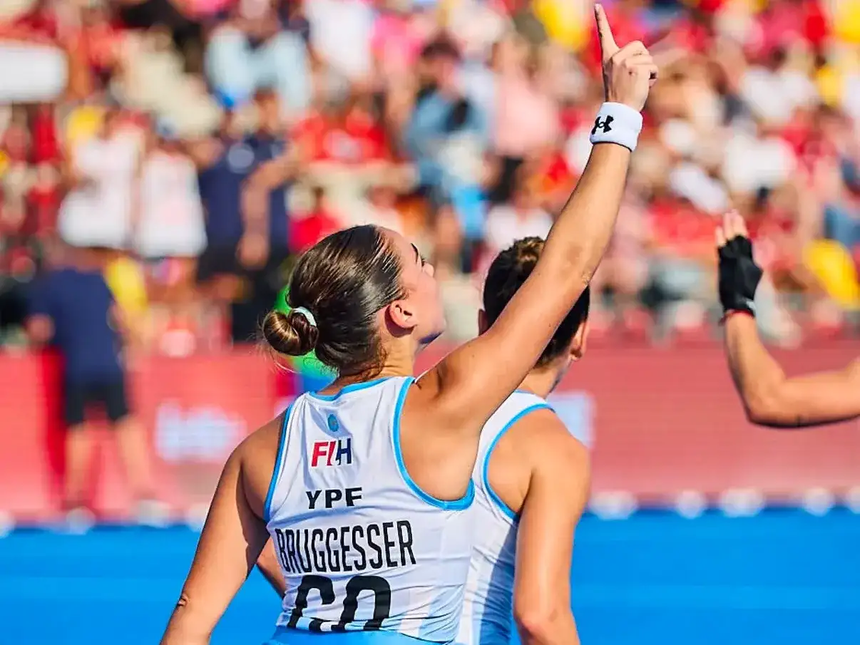 El festejo de Bruggesser en el debut, con dedicatoria por la fecha de cumpleaños de su abuelo paterno.