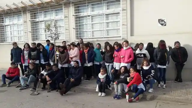 Alumnos de la escuela Técnica Nº 2 “Olegario Víctor Andrade” plantaron árboles
