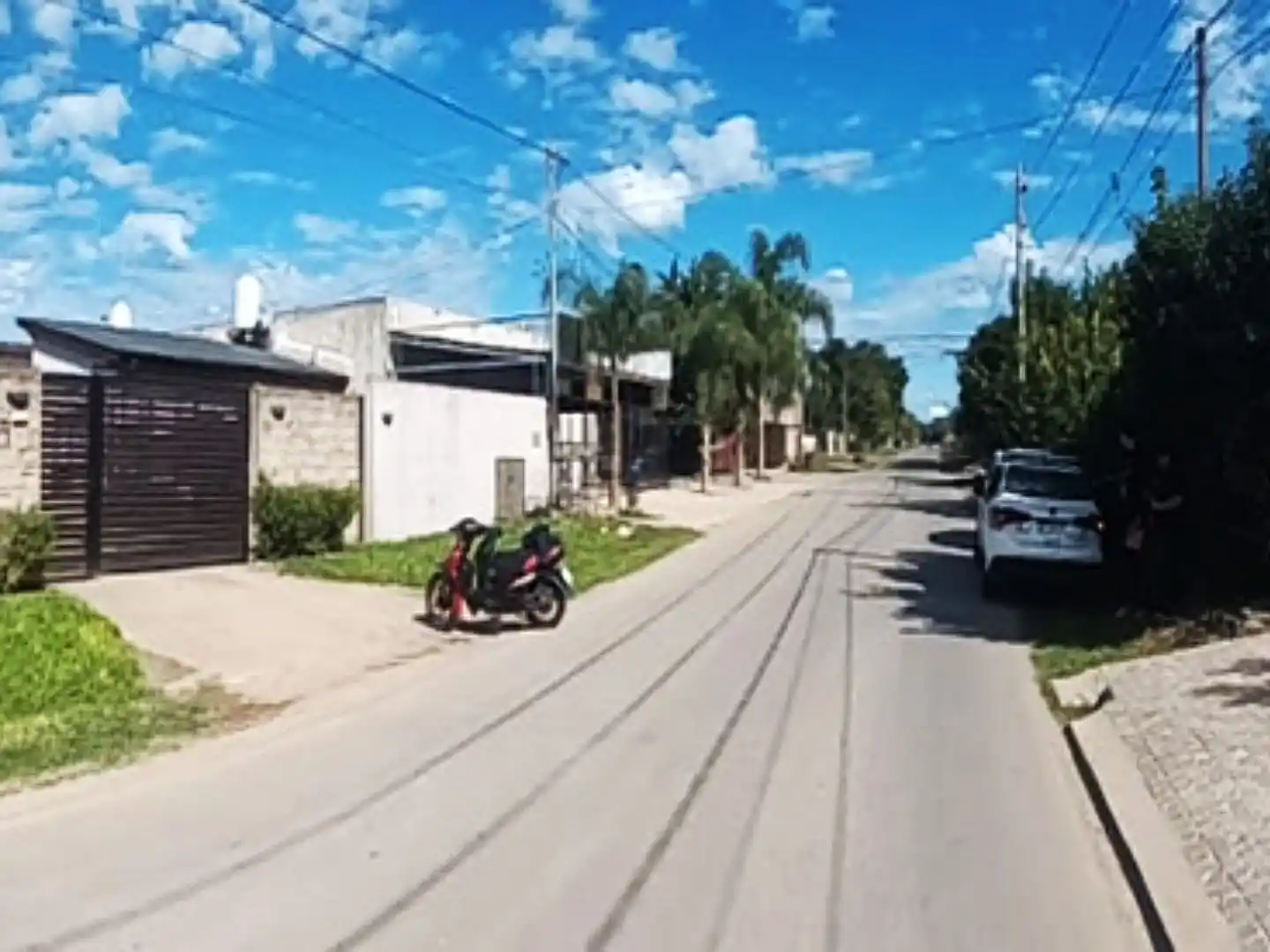 La moto guiada por un joven colisionó contra bicicleta que conducía una mujer.