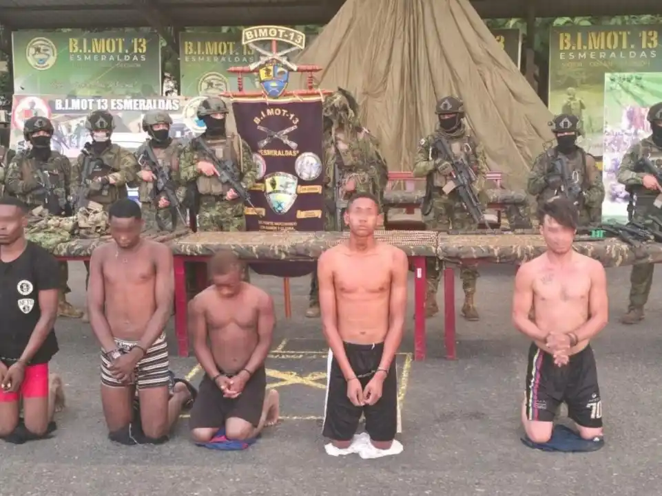 Ejército ecuatoriano captura a nueve disidentes de las FARC en la frontera