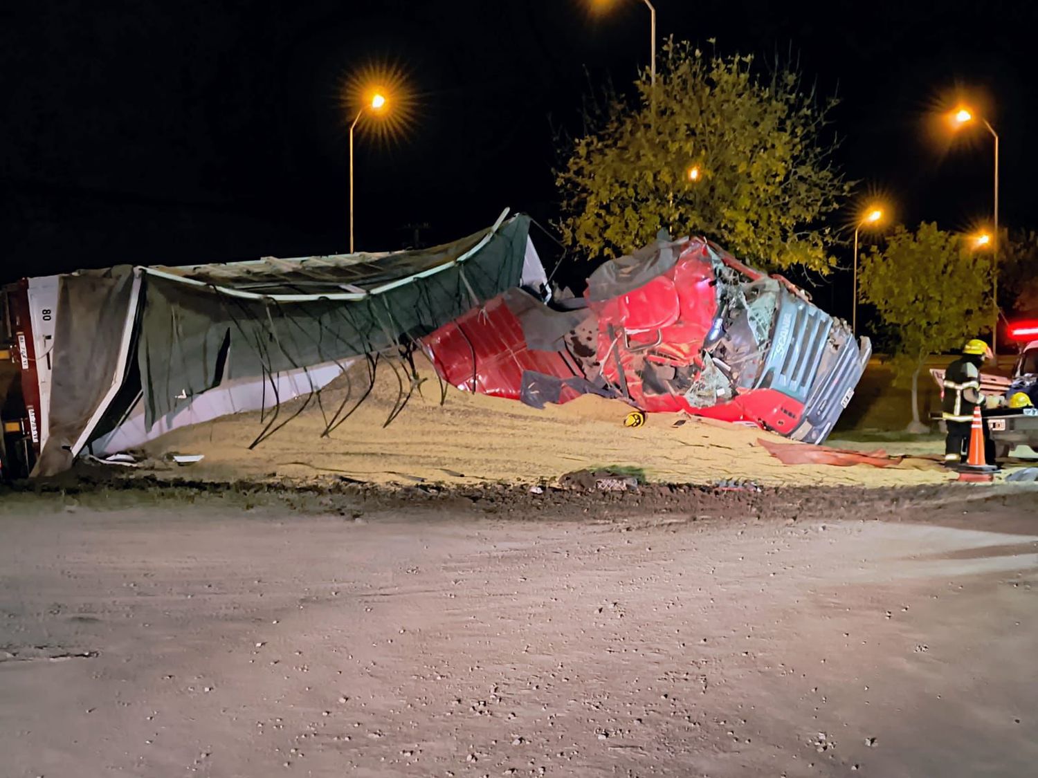 Alicia: un camión volcó en la ruta 13 y dejó un lesionado