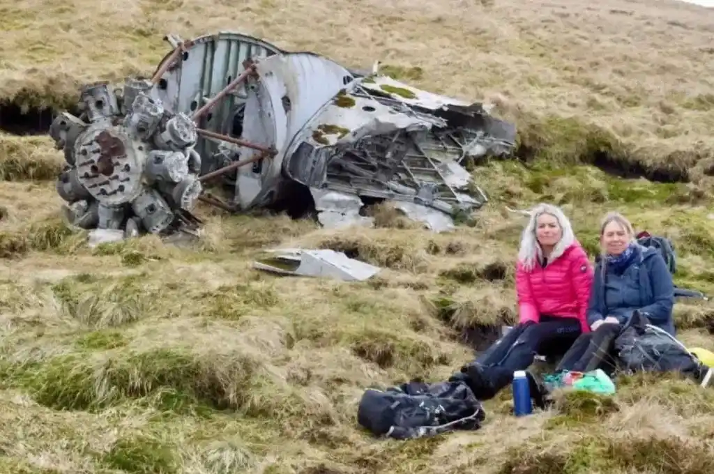 Paseaban por una montaña y encontraron los restos de un avión estrellado hace 73 años