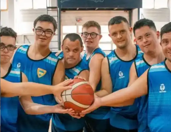 Dos marplatenses buscan fondos para competir con la Selección Argentina