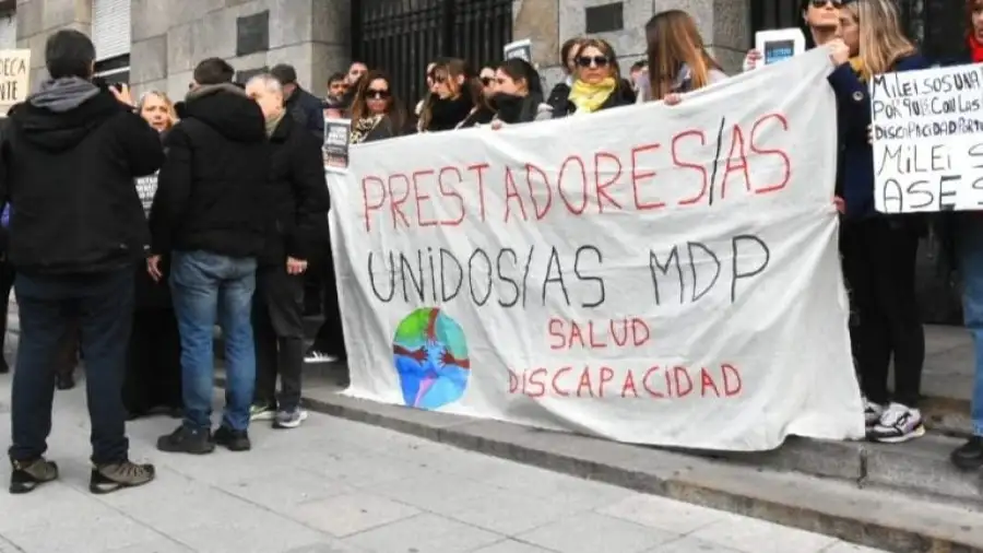 En Mar del Plata, la organización Prestadores Unidos MDP se reunió frente al Palacio Municipal junto a familias de personas con discapacidad.