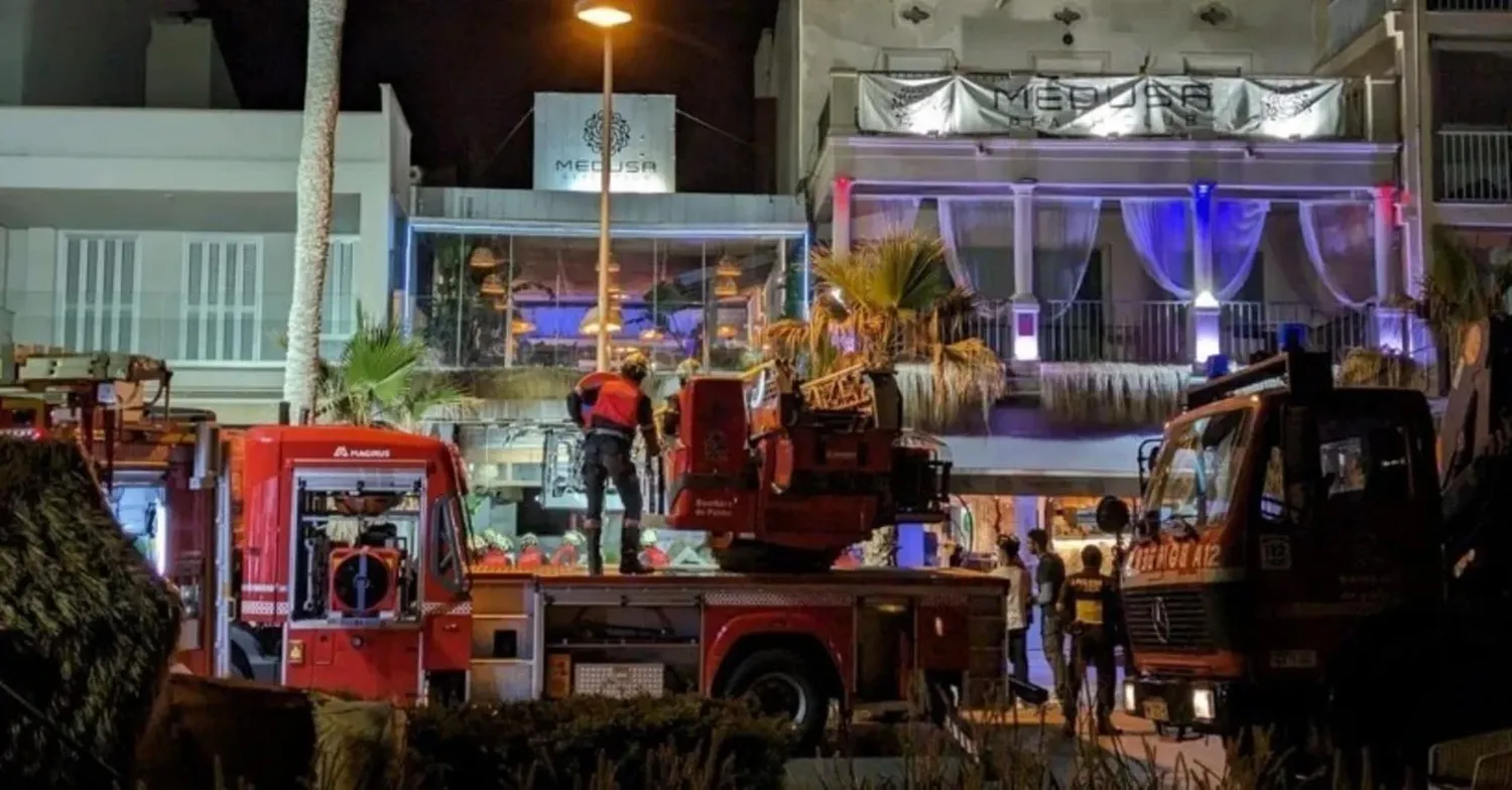 Las autoridades investigan las causas del desplome ocurrido en el Beach Club Medusa.