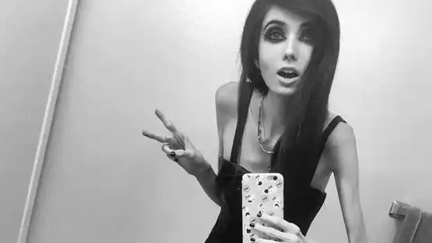 Piden cerrar el canal de Youtube de una joven que pesa 27 kilos 