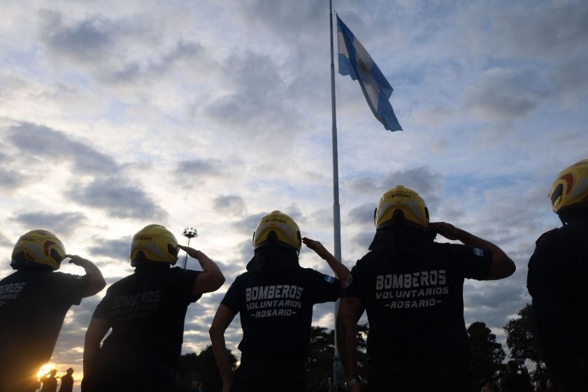 Bomberos conmemoraron su día nacional con un acto en el Monumento a la Bandera