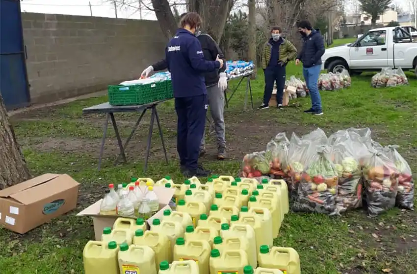 El Club Universitario entregó alimentos para las familias del barrio Libertad