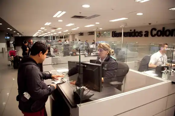 Niegan entrada de viajeros que arribaron a Colombia