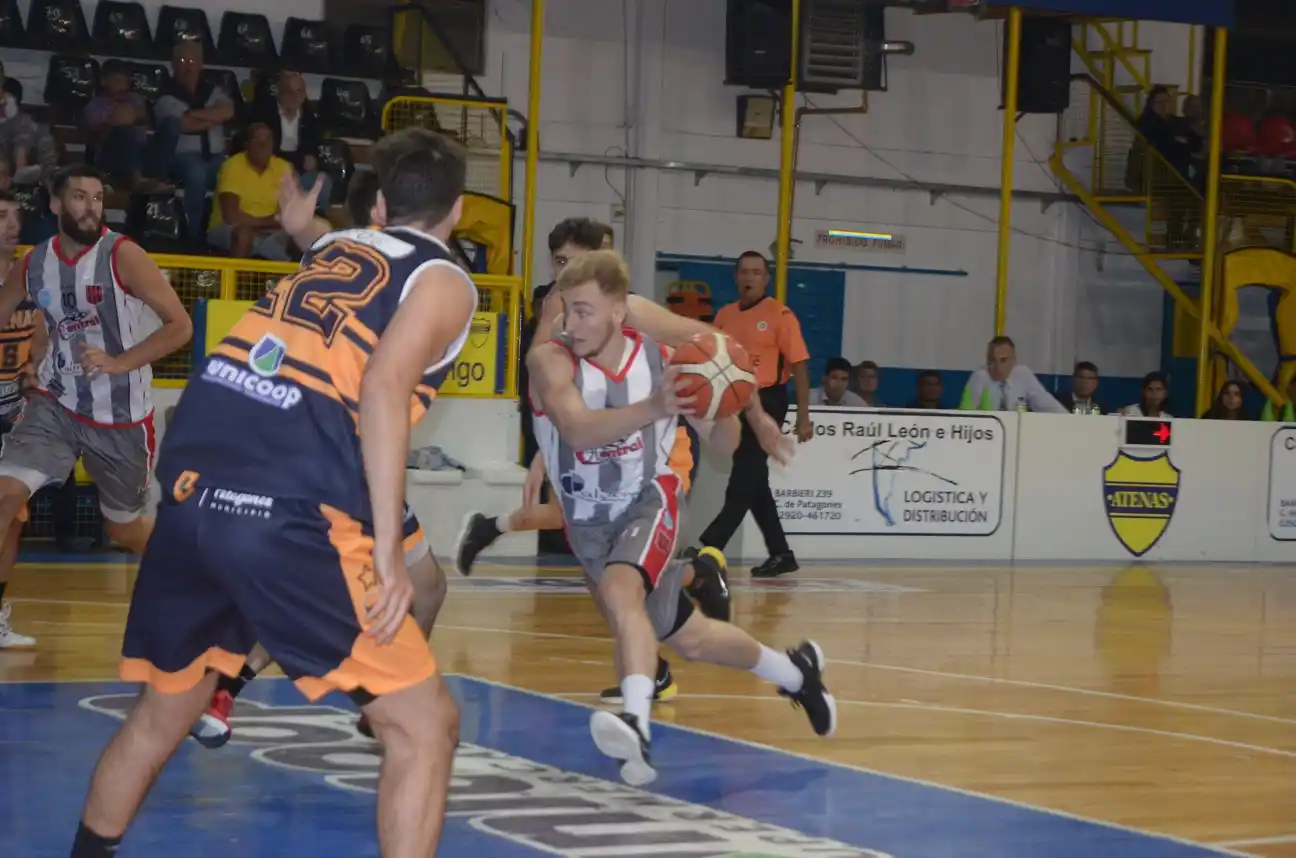 Central se quedó sin cierre y terminó perdiendo ante Atenas en Patagones