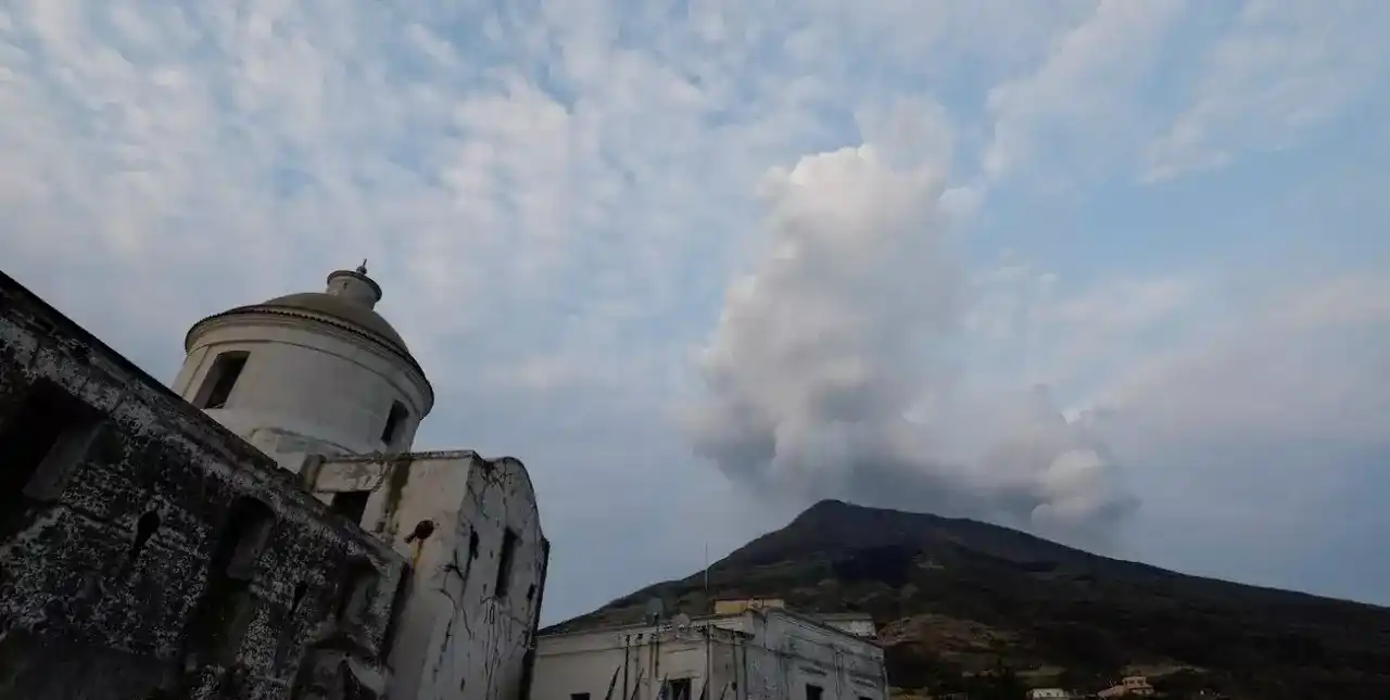 Italia en alerta tras la entrada en actividad del volcán Stromboli