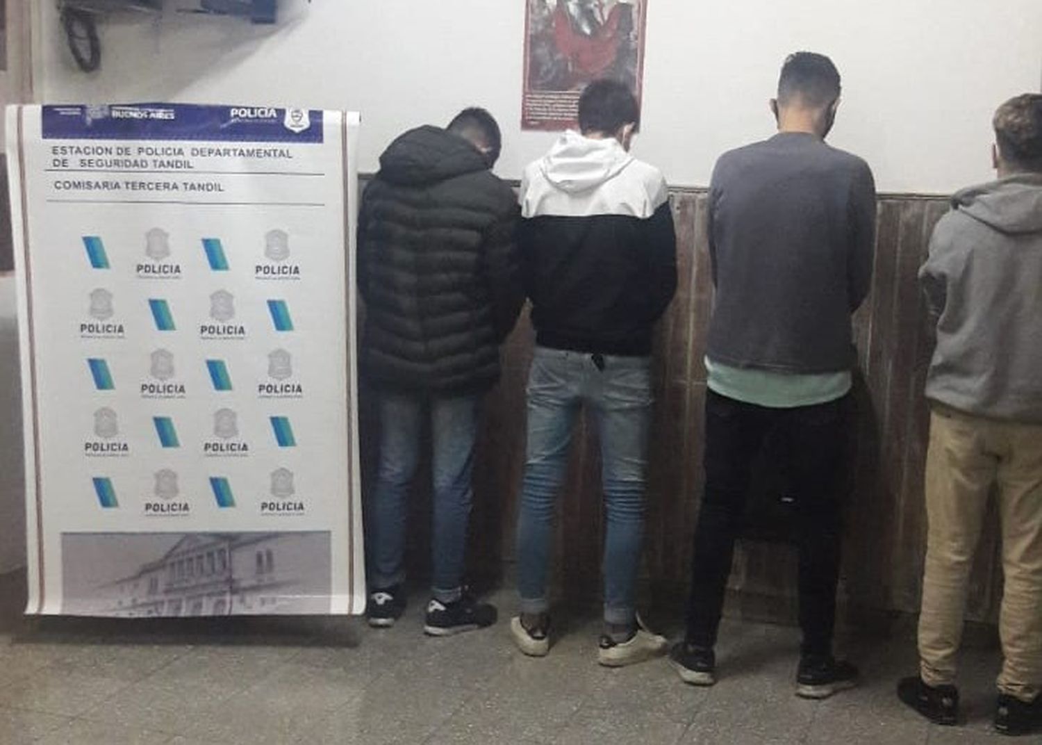 Detuvieron a cuatro sujetos por robo en banda con la participación de un menor