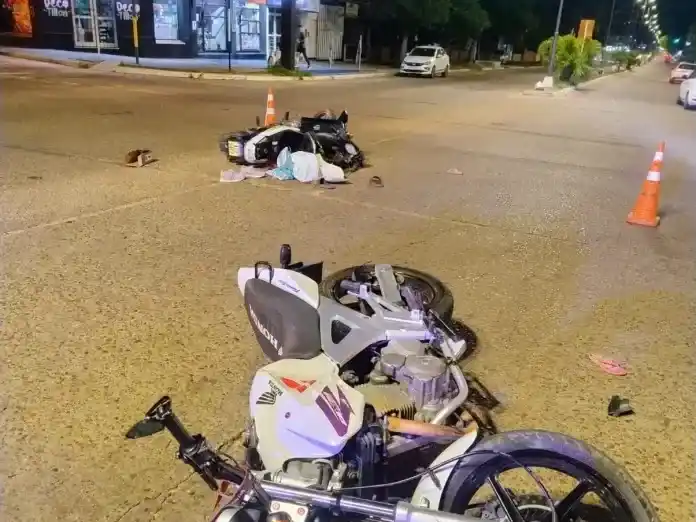 Violento choque entre dos motos dejó cuatro heridos, entre elllos un menor de tres años