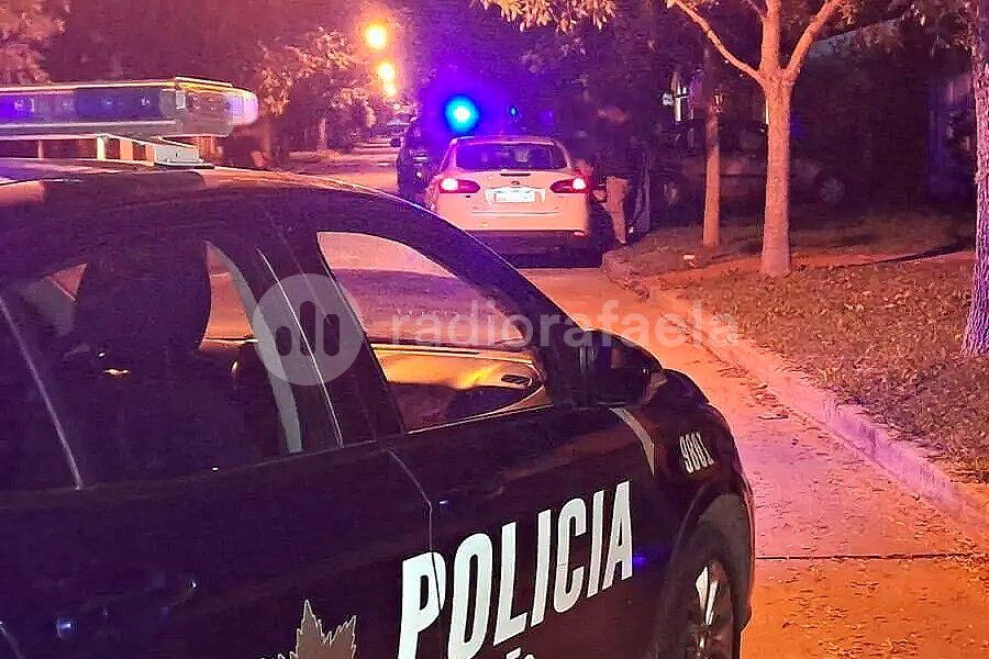 A pocos metros de distancia, le apuntó y disparó varias veces a un vecino que estaba frente a su casa: quedó preso