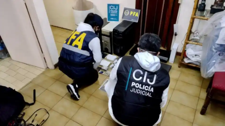En la vivienda de la capital formoseña secuestraron celulares y una CPU.