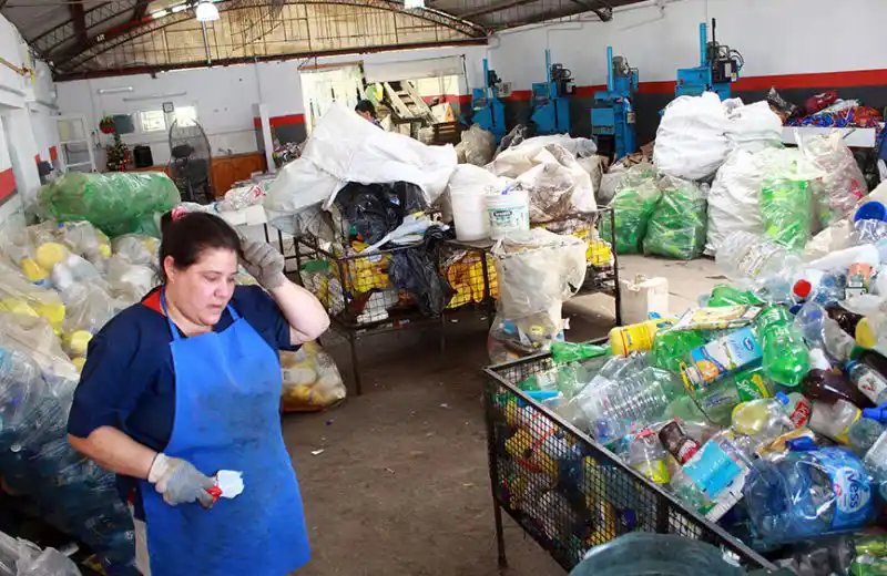 Todo para Ellos necesita botellas plásticas