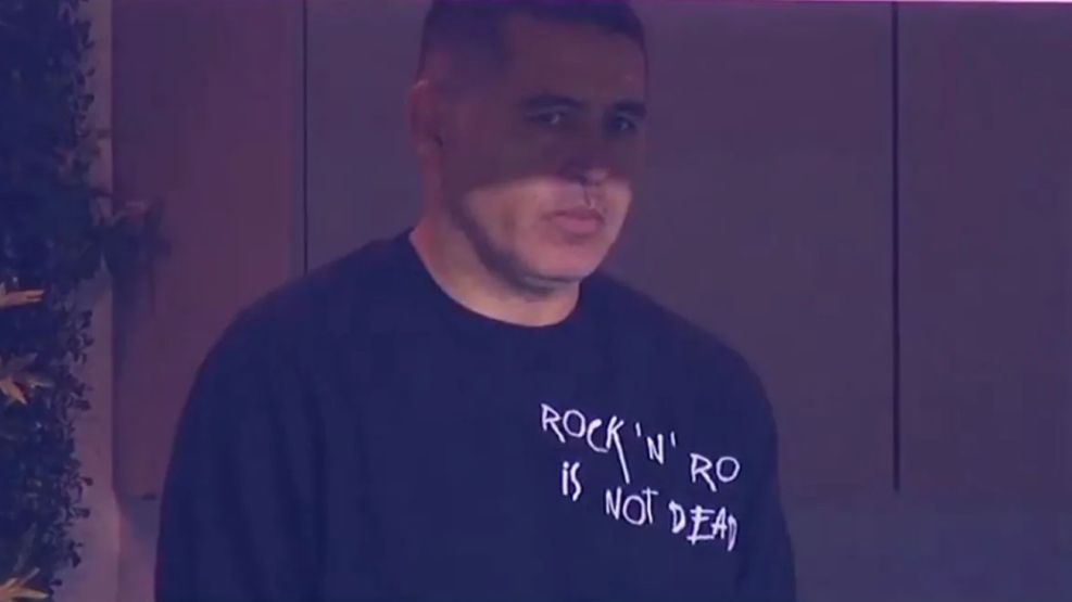 El presidente de Boca, Juan Román Riquelme, observando el partido ante Independiente.