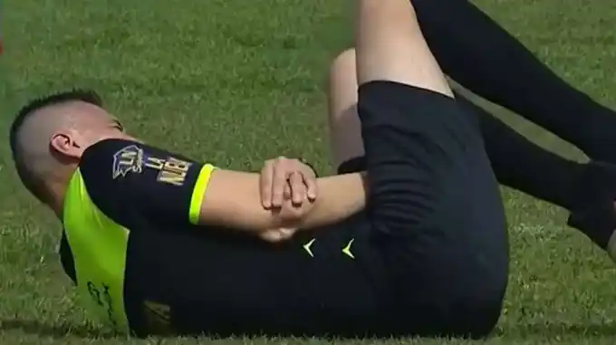 Insólito: un árbitro tuvo que ser reemplazado por una lesión