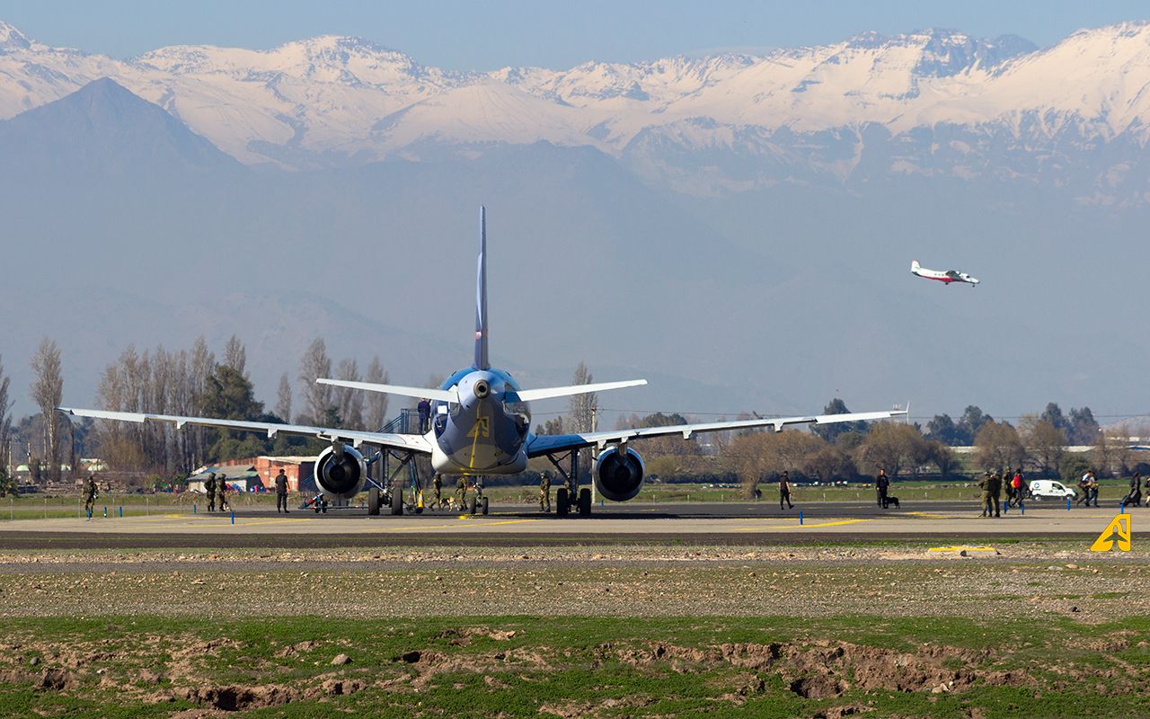 Un aviso de bomba activó protocolos de emergencia en el Aeropuerto de Santiago; la alerta fue descartada.