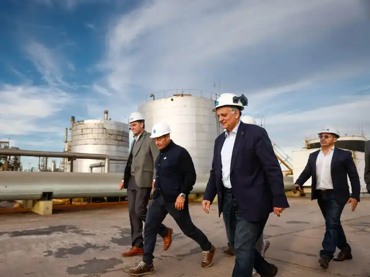 YPF avanza en la reconversión de la ex Refinería San Lorenzo para producir biocombustibles de aviación y transporte