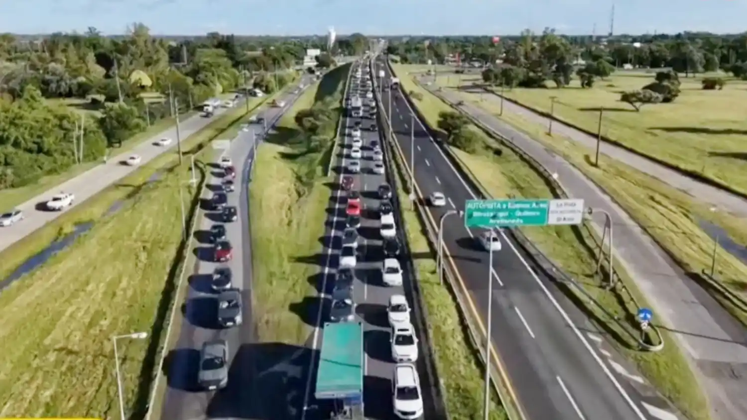 Accidente y caos en la Ruta 2: más de 18 km de cola rumbo a la Costa en pleno fin de semana largo