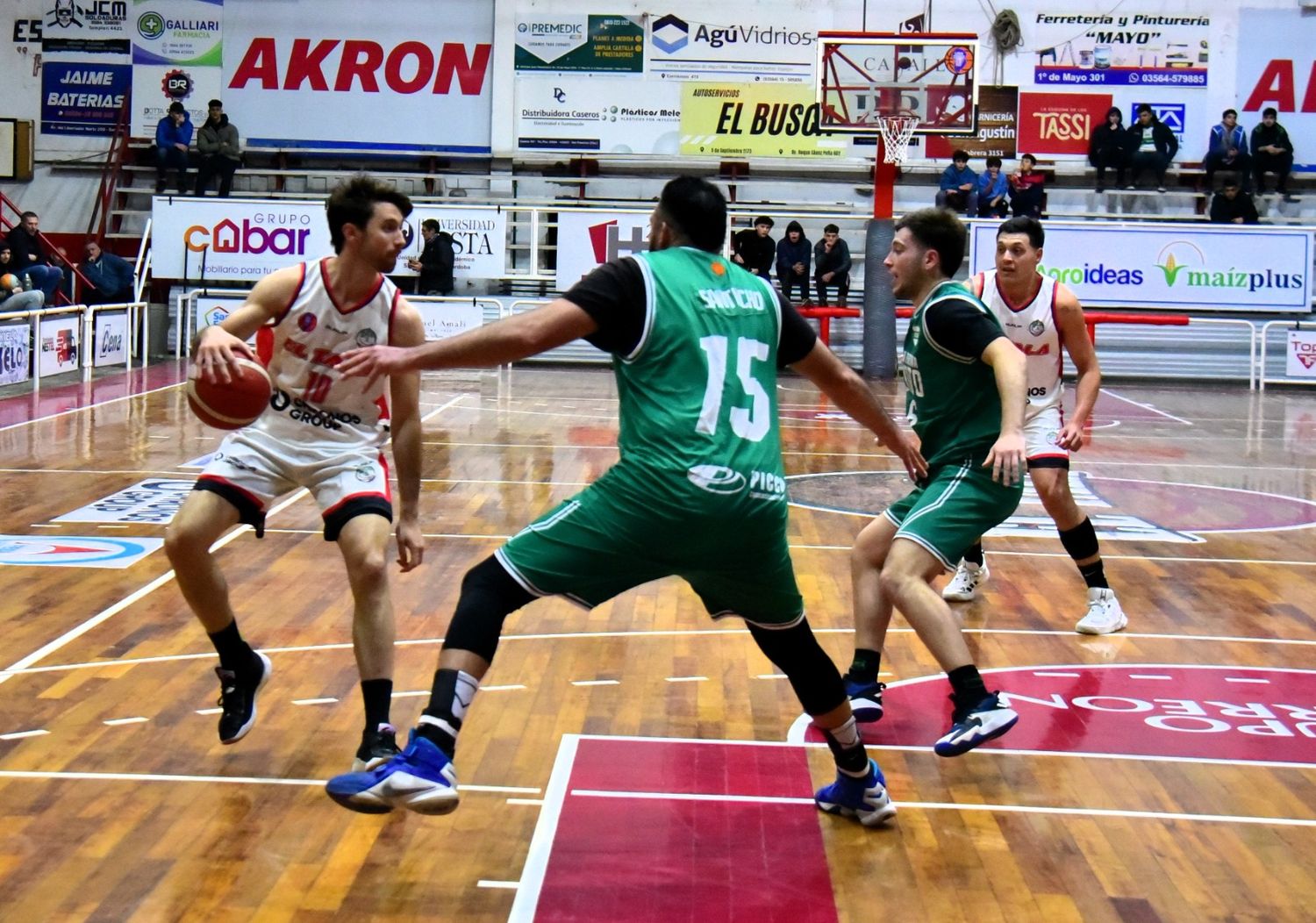 Battistino, con 19 puntos, fue una de las figuras del "albo"
