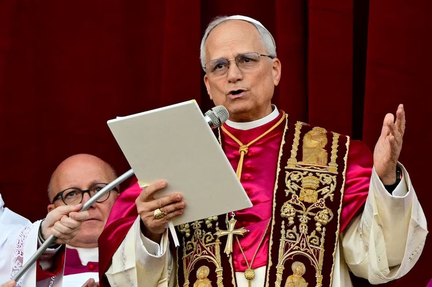 En su primer discurso, el papa León XIV pidió ayuda a la gente para “construir puentes de paz”