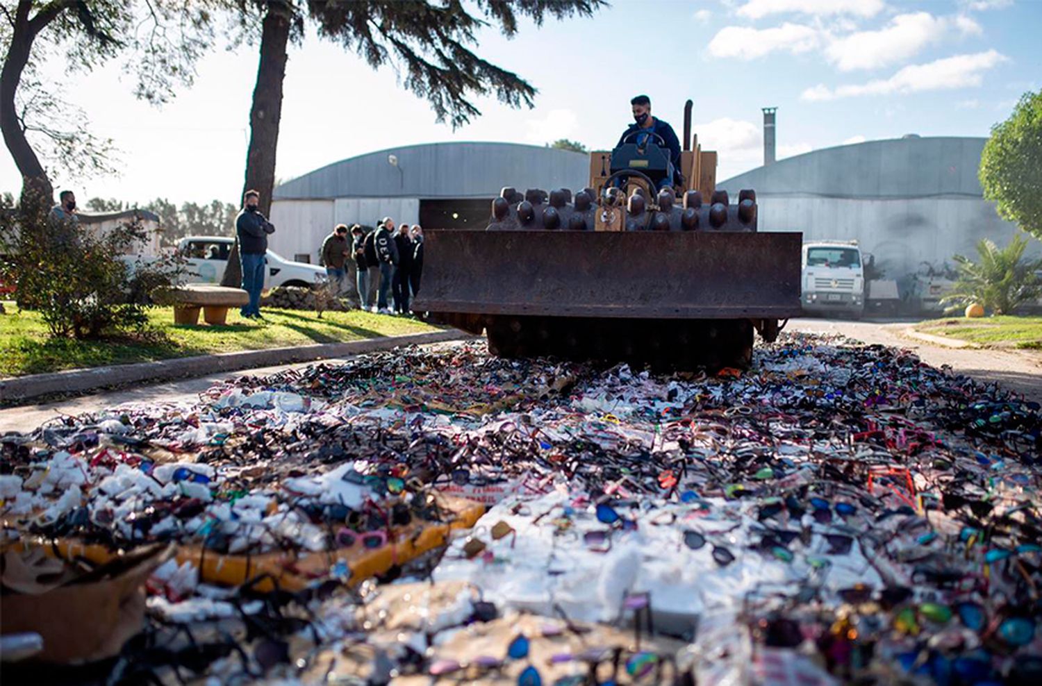 El Municipio destruyó cerca de 6 mil lentes que se comercializaban de modo ilegal