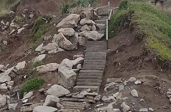 Solicitan el reacondicionamiento de la bajada pública a la costa del barrio Playa Serena