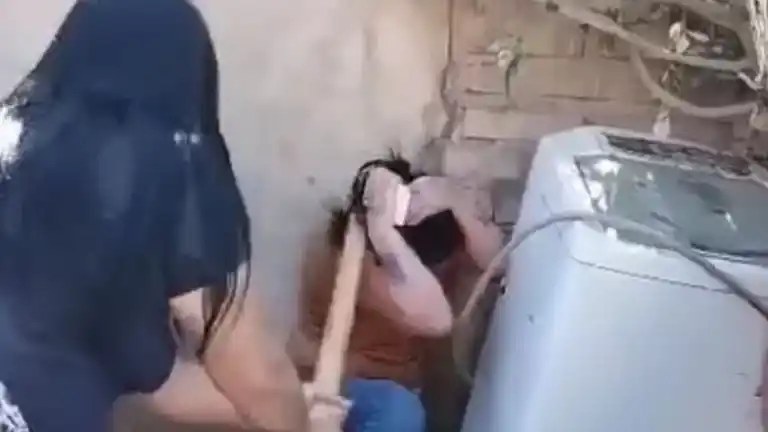 Los agresores ingresaron al domicilio de la mujer, la golpearon y provocaron incendios y destrozos en la vivienda.