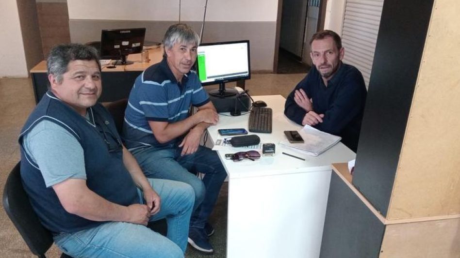 Los dirigentes del SOEMPA reunidos con el delegado en Azul del IOMA. FOTO: El Tiempo.